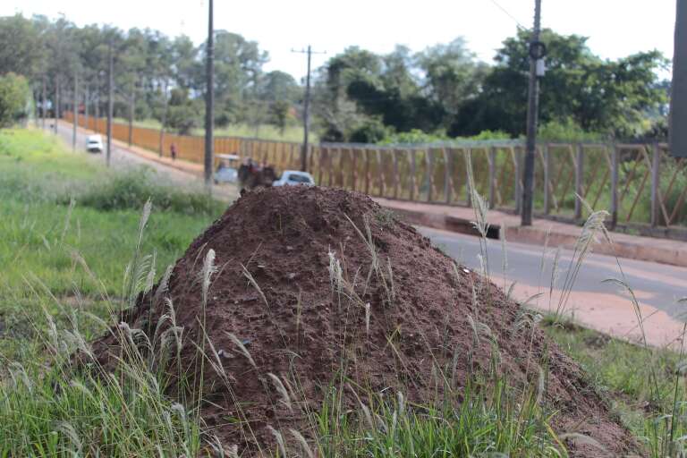 Amontoado de terra que os próprios funcionários do hospital fizeram. (Foto: Marcos Maluf)