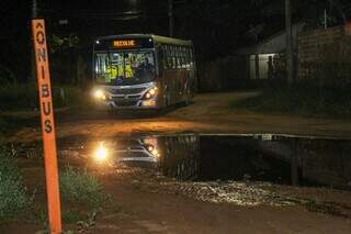 Ônibus desvia de buraco no Jardim Tarumã. (Foto: Juliano Almeida)