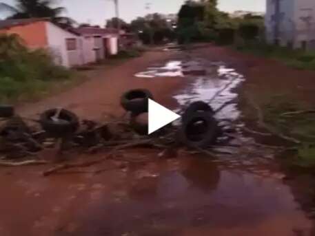 Com galhos e pneus, moradores fecham rua em protesto