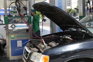 Abastecimento de veículo a gás natural veicular (GNV) (Arquivo/Campo Grande News)