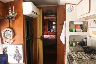 Ônibus tem fogão, àrmarios, ar-condicionado e quarto. (Foto: Paulo Francis)