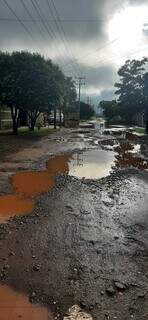 Local fica alagado toda vez que chove no bairro e água chega a invadir casas (Foto: Direto das Ruas)