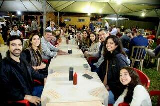 Governador prestigiando o evento ao lado da família (Foto: Divulgação/Governo MS)