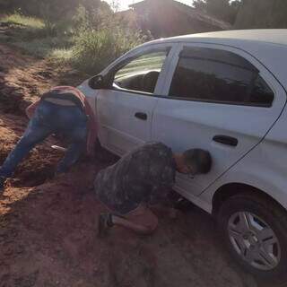 Vizinhos tiveram que ajudar motorista de aplicativo após veículo cair em buraco (Direto adas Ruas)