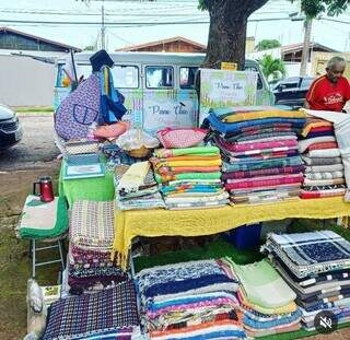 Panos, toalhas e tapetes são alguns dos produtos carregados na Kombi. (Foto: Arquivo pessoal)