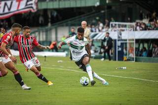 Jogadores do São Paulo e Coritiba disputam bola. (Foto: Guilherme Griebeler/Coritiba)