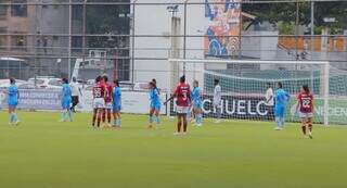 Jogadoras do Flamengo e Real Brasília durante partida deste sábado. (Foto: Divulgação)