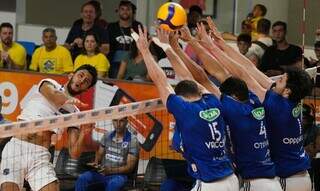 Jogadores do Cruzeiro durante bloqueio na final deste domingo. (Foto: Confederação Brasileira de Vôlei)