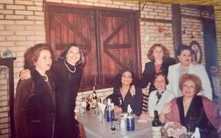 À esquerda em pé: Maria Elisa, Marisa Serrano; sentadas da esquerda para direita: Marília Lúcia, Edelmira, Maria Gessy; em pé, Sylvia Odiney e Ceila Maria.(Foto: Arquivo pessoal)
