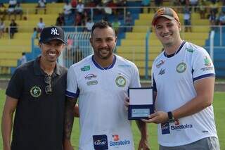 Atacante Cristiano (ao centro) e diretores do Costa Rica entregando homenagem (Foto: Divulgação)