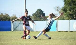 Atletas do Ferroviária e Grêmio disputam bola. (Foto: Divulgação)