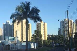 Tempo em Campo Grande na manhã deste domingo. (Foto: Paulo Francis)