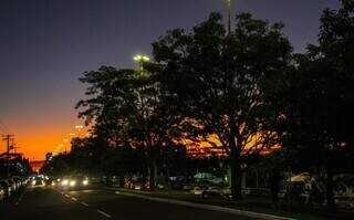 Pôr do sol nos altos da Avenida Afonso Pena, em Campo Grande. (Foto: Juliano Almeida)