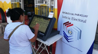 Simulação de urna eletrônica no paraguai durante processo de testes antes da eleição. (Foto: TSE do Paraguai)