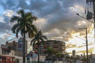 Amanhecer com nuvens no céu na região da Avenida Fernando Corrêa da Costa (Foto: Henrique Kawaminami) 