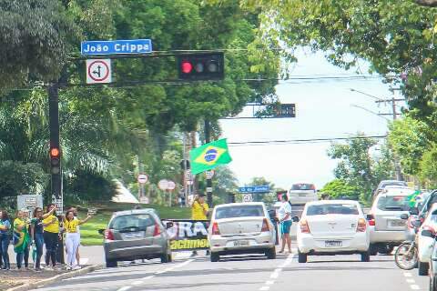 Protesto já fala em impeachment e sai contra PL de "mordaça estatal"