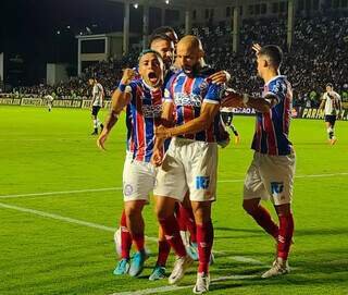 Jogadores do Bahia comemoram gol marcado por Thaciano, em disputa contra o Vasco. (Foto: Reprodução/@ECBahia no Twitter)