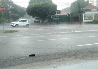 Pancada de chuva na Afonso Pena, região central de Campo Grande (Foto: Juliano Almeida)