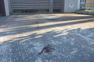 Marcas de sangue em frente ao imóvel onde ocorreu crime. (Foto: Paulo Francis)