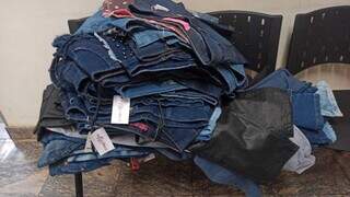 Peças de roupas foram recuperadas pela Polícia Militar. (Foto: Divulgação)