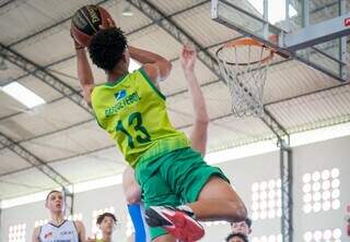 Estudante-atleta de basquete durante partida. (Foto: Divulgação/Fundesporte)