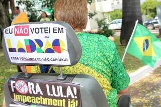 Na cadeira motorizada, Solange Jacques colou adesivos a favor de impeachment (Foto: Juliano Almeida)