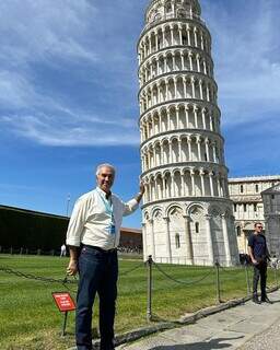 Reinaldo durante visita à Torre de Pisa.