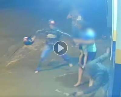 Vídeo mostra assaltantes agredindo pai com filha no colo antes de confronto 