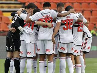 Jogadores se concentram durante intervalo da partida. (Foto: Rubens Chiri/São Paulo)