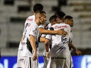 Jogadores da Ponte Preta comemoram vitória diante partida disputada nesta terça-feira (2), em Campinas. (Foto: Karen Fontes/Especial PontePress)