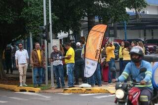 Representantes de diversos órgãos voltados ao trânsito entregam fitas amarelas e cadernos educativos, em frente a Câmara Municipal de Campo Grande (Foto: Marcos Maluf)