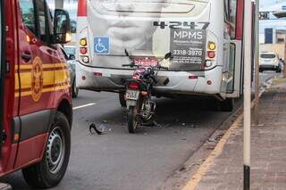 Moto colidiu na traseira de coletivo em ponto de ônibus (Foto: Marcos Maluf)