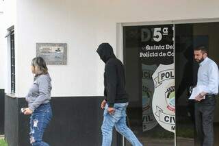 Enteado de homem executado em avenida se entrega e apresenta arma do crime Enteado de homem executado em avenida se entrega e apresenta arma do crime