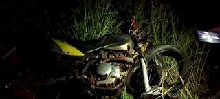 Moto destruída após acidente entre Deodápolis e Glória de Dourados. (Foto: MS News)