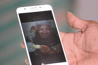 No celular, Pedrossian guarda última foto que tirou da mãe. (Foto: Marcos Maluf)