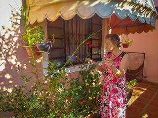 Depois de 39 anos trabalhando com enfermagem, Odete transferiu cuidados para as plantas. (Foto: Aletheya Alves)