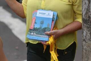 Agentes de órgãos voltados ao trânsito entregam fitas amarelas e cadernos educativos do tipo passatempo, em cruzamento da Avenida Ricardo Brandão com Rua Pestalozi (Foto: Marcos Maluf)