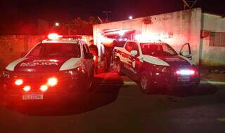 Movimentação de policiais militares no local onde ocorreu o crime no sábado à noite (Foto: Direto das Ruas) 