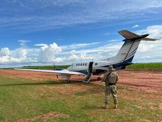 Avião apreendido hoje durante prisão de traficante, na área rural de Ponta Porã (Foto: Divulgação)