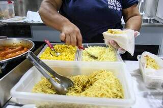 Além do molho lanche leva milho, batata palha e outros adicionais. (Foto: Juliano Almeida)