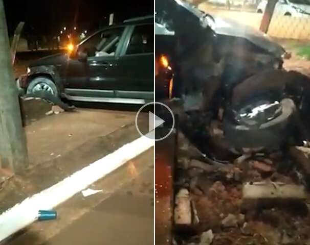 Carro destr&oacute;i alambrado, duas pessoas ficam feridas e motorista foge