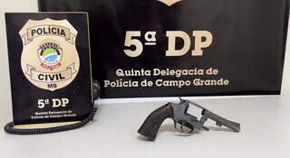 Enteado de homem executado em avenida se entrega e apresenta arma do crime