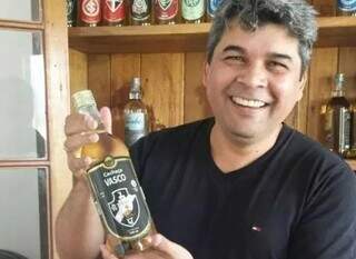 Jedeão de Oliveira com garrafa de bebida na mão (Foto: Reprodução/Facebook)