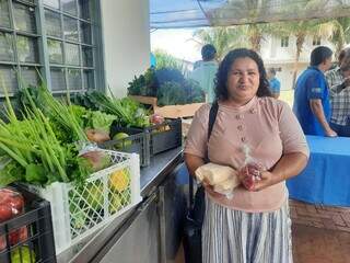 Maria Aparecida cultiva e vende orgânicos; doação de adubo vai estimular a produção. (Fotos: Caroline Maldonado)