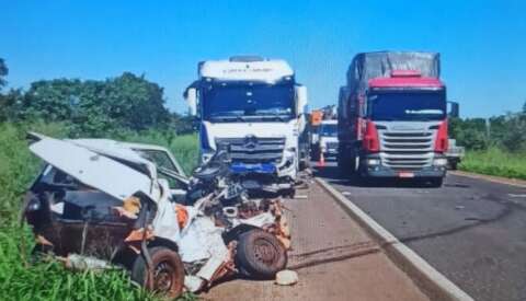 Mulher morre ap&oacute;s ultrapassar em rodovia e atingir carreta 