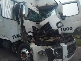 Cabine de caminhão ficou totalmente destruída após acidente. (Foto: Mariely Barros)