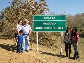Família ao lado de placa que indica o nome de José dado à rodovia. (Foto: Arquivo pessoal)