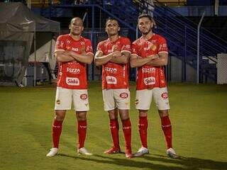 Jogadores do Vila Nova posam após vencer Avaí na noite desta quarta-feira (3). (Foto: Fernando Brito/Vila Nova)