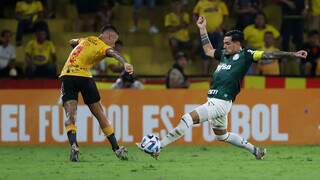 O jogador Gustavo Gómez, da SE Palmeiras, disputa bola com o jogador do Barcelona SC, durante partida válida pela fase de grupos, da Copa Libertadores, no Estádio Monumental. (Foto: Cesar Greco/Palmeiras/by Canon)