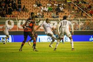 Jogadores disputam a posse da bola em partida disputada no Novelli Junior, em Itu. (Foto: Rennê Carvalho/ABC)